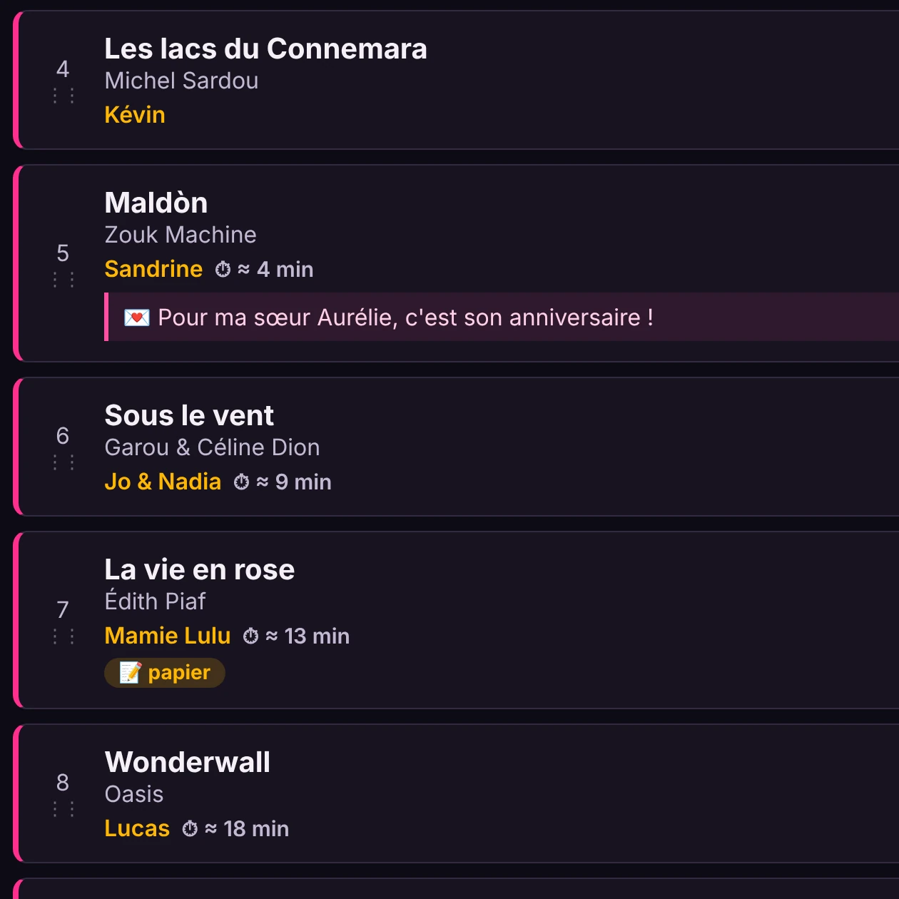 La file d'attente de l'animateur : une dédicace sous la demande de Sandrine, un duo, une demande reçue sur papier, et le temps d'attente à côté de chaque chanteur.